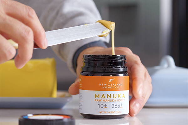 When to Eat Manuka Honey for Optimal Wellness — featured image for the New Zealand Honey Co. Manuka honey blog