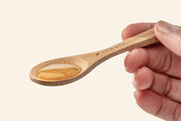 Manuka Honey for Strep Throat: Does It Work? — featured image for the New Zealand Honey Co. Manuka honey blog